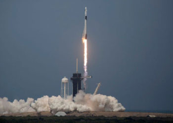 (VIDEO) Captan el momento exacto en el que un cohete de SpaceX pasa frente a la Luna
