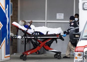 Estados Unidos registra la tasa contagios de covid-19 más baja desde octubre, pero el número de muertes ha aumentado