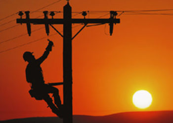 (VIDEO) Un hombre provoca un apagón tras intentar hacer ejercicios en un poste eléctrico a unos 10 metros de altura