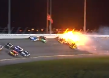 (VIDEOS) Impresionante choque múltiple afecta a 16 autos en la carrera Daytona 500