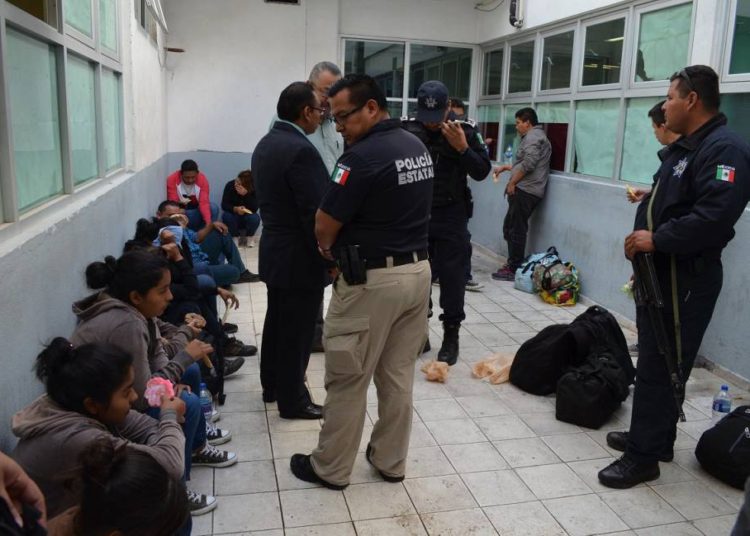 Investigación revela la deportación de madres migrantes con recién nacidos en EE.UU. a México sin certificados de nacimiento