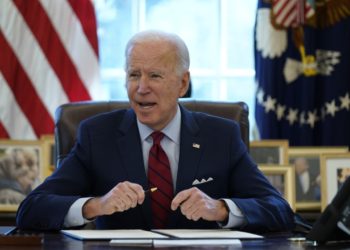 Joe Biden firmó tres decretos para lanzar su plan migratorio y naturalizar unas nueve millones de personas