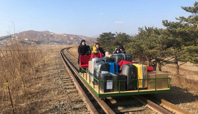 (VIDEO) Diplomáticos rusos regresan a su país desde Corea del Norte en una dresina