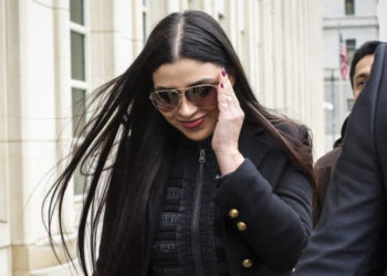 Nerviosa y en la incertidumbre: las horas de Emma Coronel en la cárcel tras la traición de su compadre