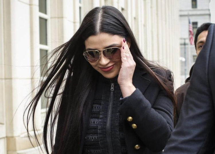 Nerviosa y en la incertidumbre: las horas de Emma Coronel en la cárcel tras la traición de su compadre