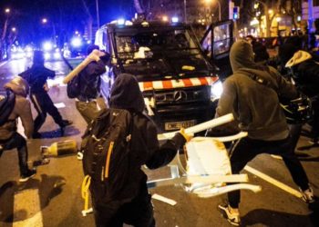 Destrozos y saqueos en nueva jornada de protestas violentas por encarcelamiento de rapero español