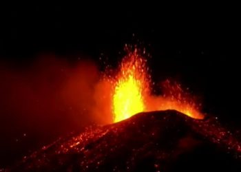 (VIDEO) El volcán Etna en Sicilia hace erupción y por primera vez en 20 años están activos sus cuatro cráteres