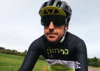 Operaron a Fernando Alonso tras ser atropellado por un coche mientras entrenaba en bicicleta