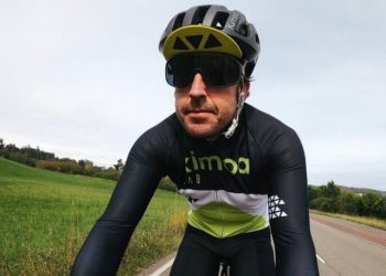 El piloto español Fernando Alonso fue atropellado por un coche cuando entrenaba en bicicleta