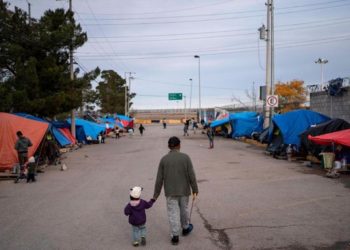 Estados Unidos permitirá la entrada a solicitantes de asilo que esperan en México