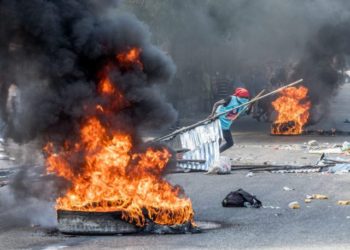 Un muerto y un herido en multitudinaria manifestación en Haití