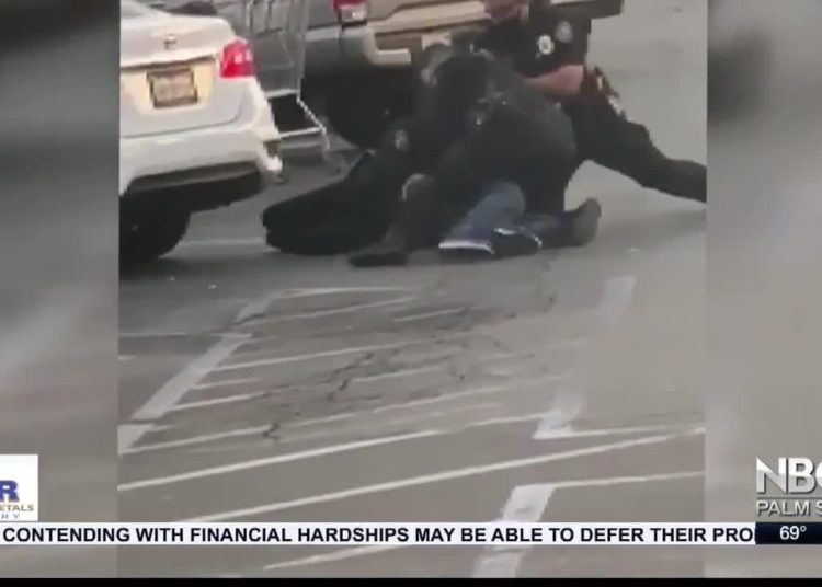 Latino muere durante su arresto en California en una situación similar a la de George Floyd