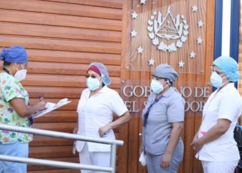 Más médicos son vacunados contra el covid-19 en el Hospital Rosales