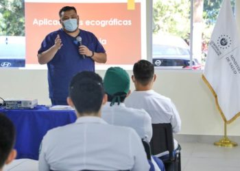 Médicos residentes del Hospital Zacamil reciben taller de ultrasonografía en emergencias