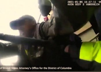 (VIDEO) Revelan crudas imágenes de la violencia en el Capitolio de EE. UU.
