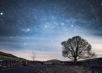 Una hilera de luces en el cielo nocturno confunde a la población de una ciudad británica