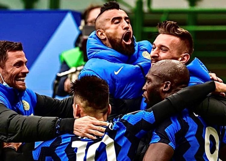El Inter goleó al Milan y es el único puntero