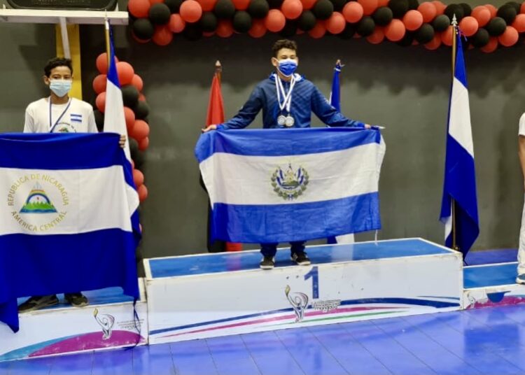 Karatecas juveniles ganan 14 medallas de oro en el campeonato centroamericano