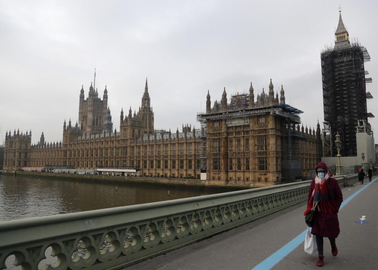 Prohíben a una mujer ingresar a hospitales británicos por difundir teorías de conspiración del covid-19