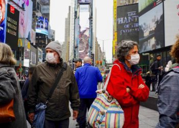 Autoridades sanitarias de EE.UU. recomiendan el uso de dos mascarillas a la vez