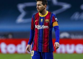 La portada de France Football con Messi vistiendo la camisa del PSG alimenta los rumores de su traspaso