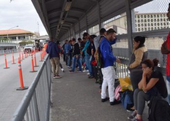 El primer grupo de migrantes en México entra a EE.UU. para que un juez evalúe su solicitud de asilo