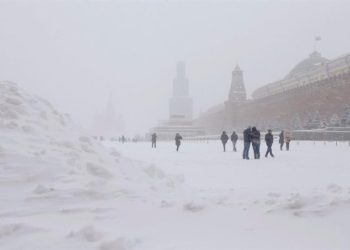 Moscú queda sepultada bajo la nieve mientras persiste la tormenta invernal récord