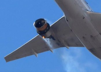 (VIDEO) Boeing recomienda mantener en tierra a todos los aviones 777 con el modelo de motor que se incendió en Denver