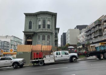 (VIDEOS) Se muda y se lleva su casa de 139 años de antigüedad en un camión