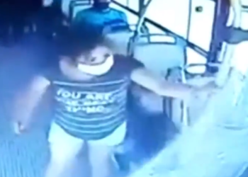 (VIDEO) En Argentina el conductor de autobús le pide a una pasajera que use la mascarilla y esta reacciona apuñalándolo