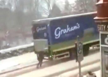 (VIDEO) Una ‘supermujer’ empuja un camión atrapado en la nieve y recibe un suministro de productos lácteos gratis durante un año