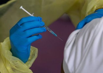 Dos mujeres se disfrazan de ‘abuelitas’ para conseguir la vacuna contra el covid-19