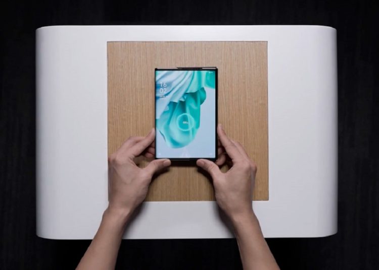 La compañía china Oppo presenta su nuevo sistema de carga inalámbrica sin contacto de celulares