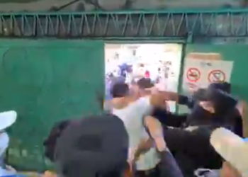 Entre golpes y excusas, salvadoreños se aferran a su derecho al voto