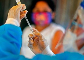 Sigue el escándalo en Perú: decenas de poderosos se inocularon con artimañas y en secreto