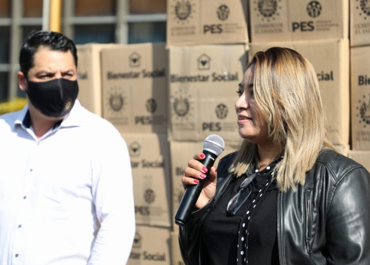 Gobierno entrega ayuda alimentaria del PES a profesionales de belleza