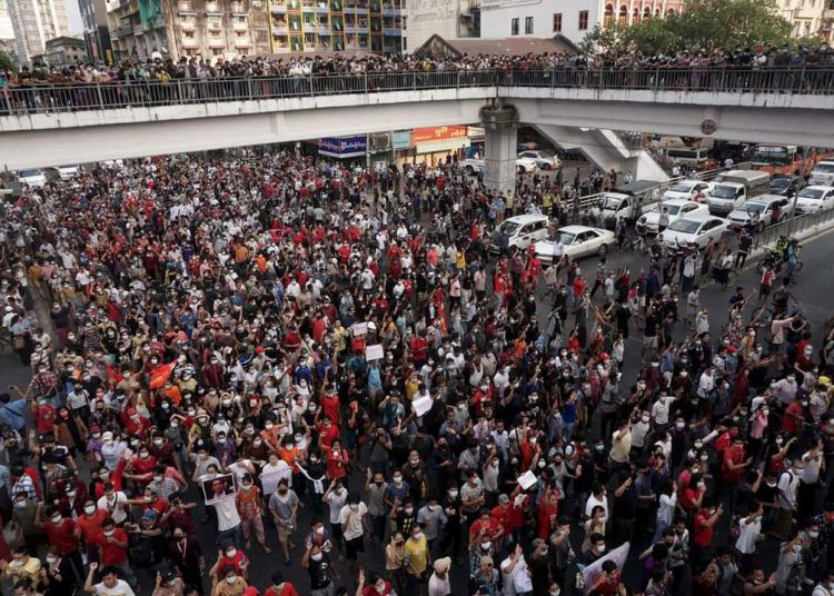 Myanmar: los militares cortan el acceso a Internet en medio de protestas masivas
