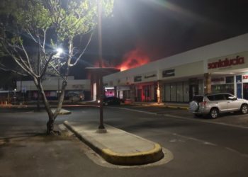 Se incendia restaurante Pueblo Viejo en San Salvador