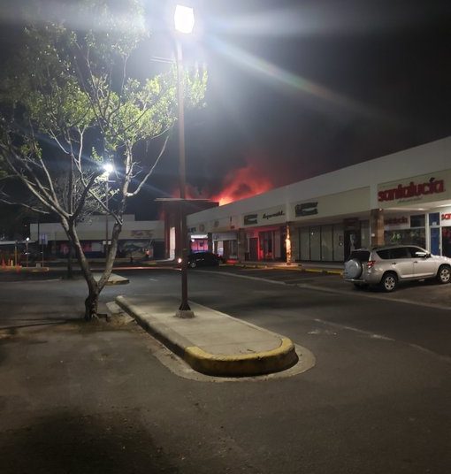 Se incendia restaurante Pueblo Viejo en San Salvador