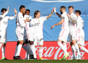 Real Madrid derrota al Valencia y recorta distancias con el Atlético