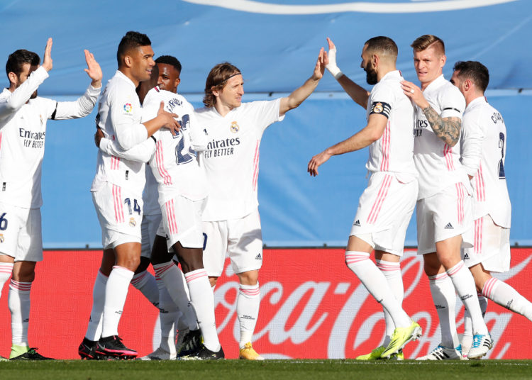 Real Madrid derrota al Valencia y recorta distancias con el Atlético