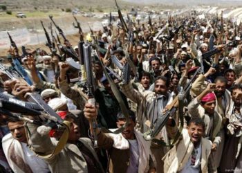 Un ataque de los rebeldes hutíes a un aeropuerto de Arabia Saudita dejó un avión civil en llamas