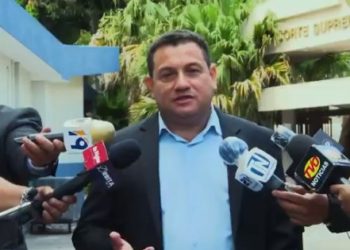 Ministro Castro presenta demanda de inconstitucionalidad contra candidaturas de Ernesto Muyshondt y Roberto d’Aubuisson