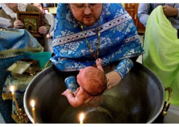 La tragedia de un bebé dispara fuertes reclamos para que la Iglesia Ortodoxa Rumana modifique su brutal ceremonia de bautismo
