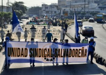 Sindicalistas protestan frente a alcaldía de San Salvador por retención ilegal de cuotas y aumento de tasas municipales