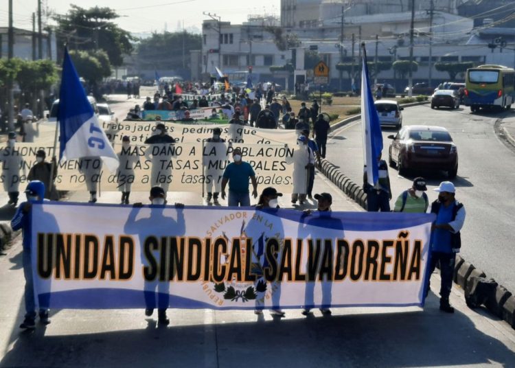 Sindicalistas protestan frente a alcaldía de San Salvador por retención ilegal de cuotas y aumento de tasas municipales