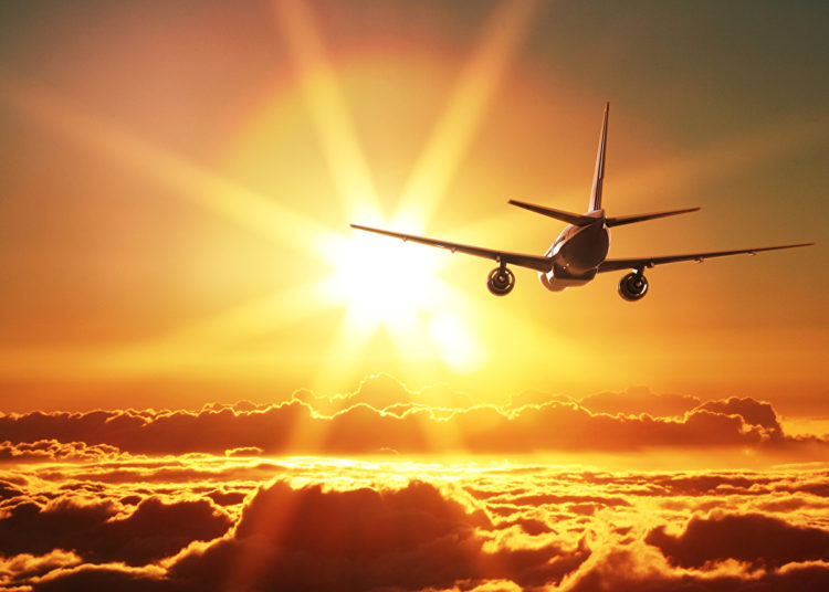 Capta por casualidad el preciso instante en que un avión ‘atraviesa’ el Sol