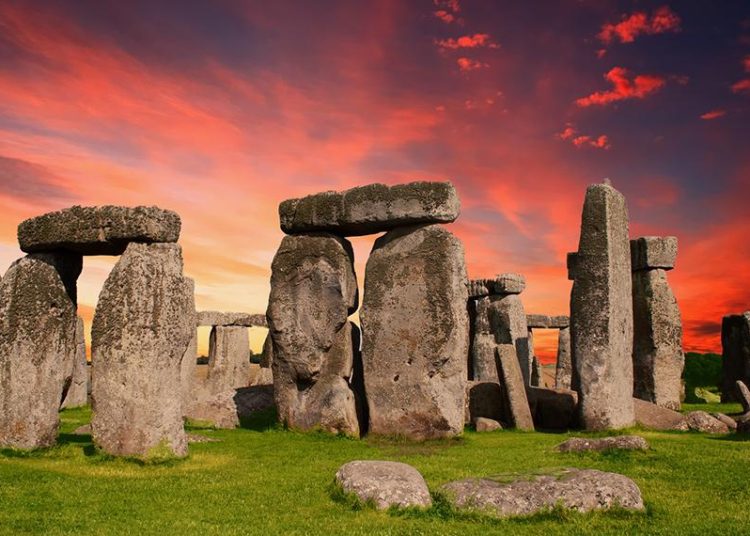 Descubren tumbas prehistóricas y extraños objetos en el sitio por el que pasará el túnel de Stonehenge