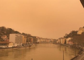 Zonas de Suiza y Francia quedan cubiertas por una niebla amarillenta y lluvia de arena del Sáhara