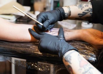 Una mujer se tatúa las manos para poder distinguir inequívocamente la izquierda de la derecha